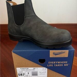 NIB Blundstone Men's Chelsea Boot - Rustic Black with Black Elastic